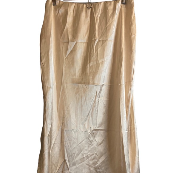 Nasty Gal side split hem collection champagne satin midi skirt US size 8 relaxed - Picture 2 of 9